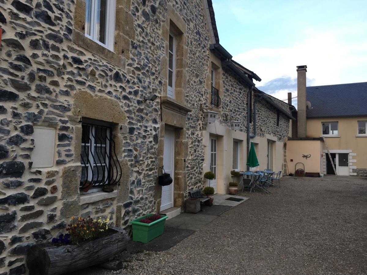 Aux Portes D'Aubrac Studio 2 Personnes Bed & Breakfast Condom-d'Aubrac Exterior photo